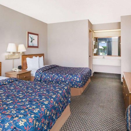 Days Inn By Wyndham Seguin Tx Екстериор снимка