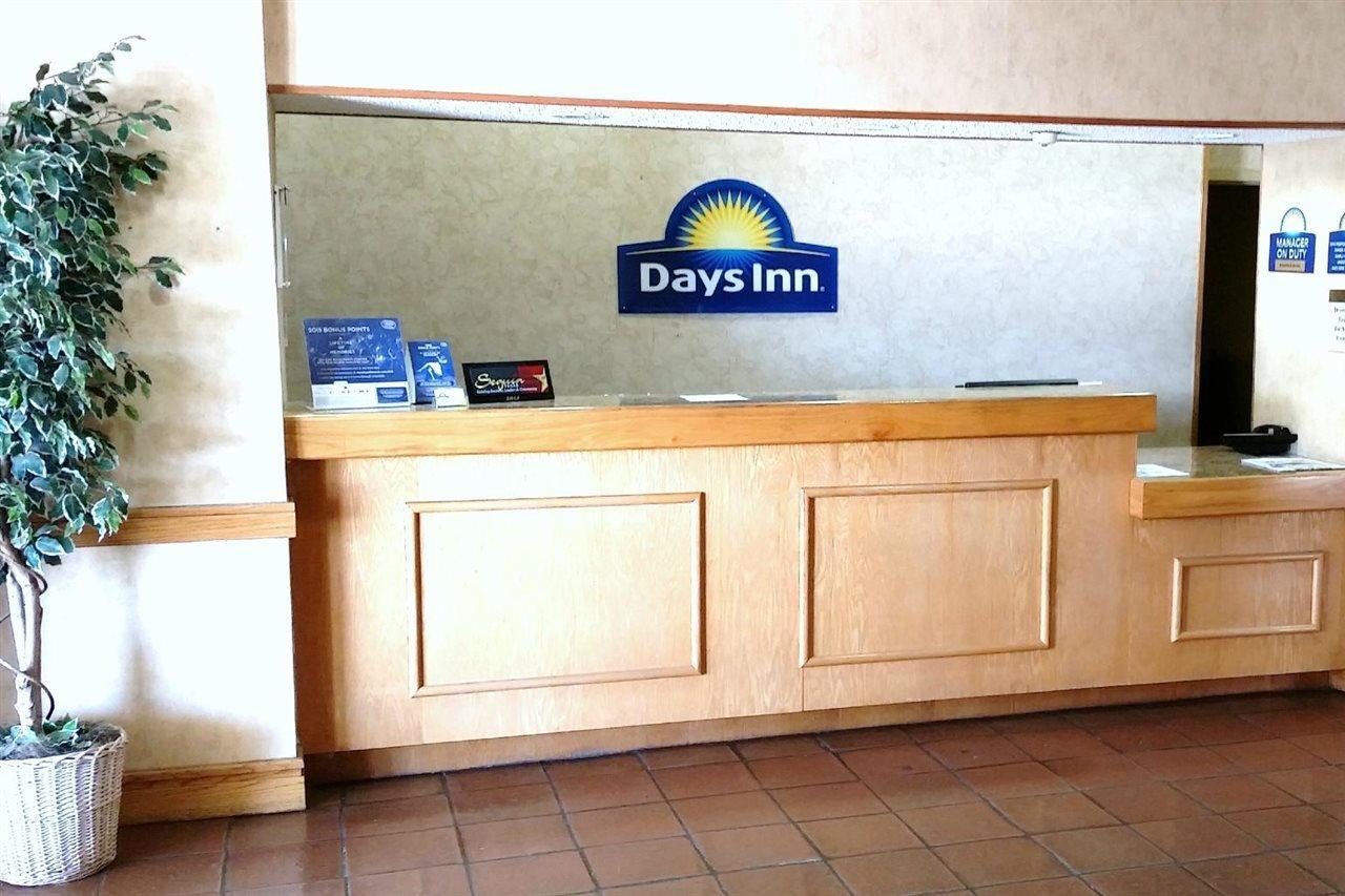 Days Inn By Wyndham Seguin Tx Екстериор снимка